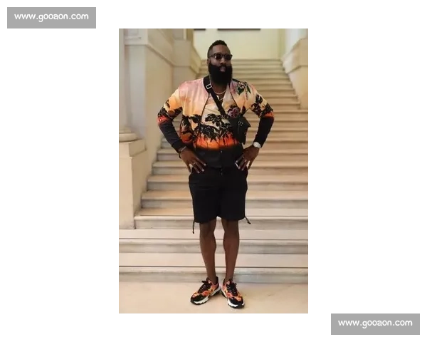 哈登跨界巴黎时装周引争议：为 WILLY CHAVARRIA 走秀自嘲 LV 供货商